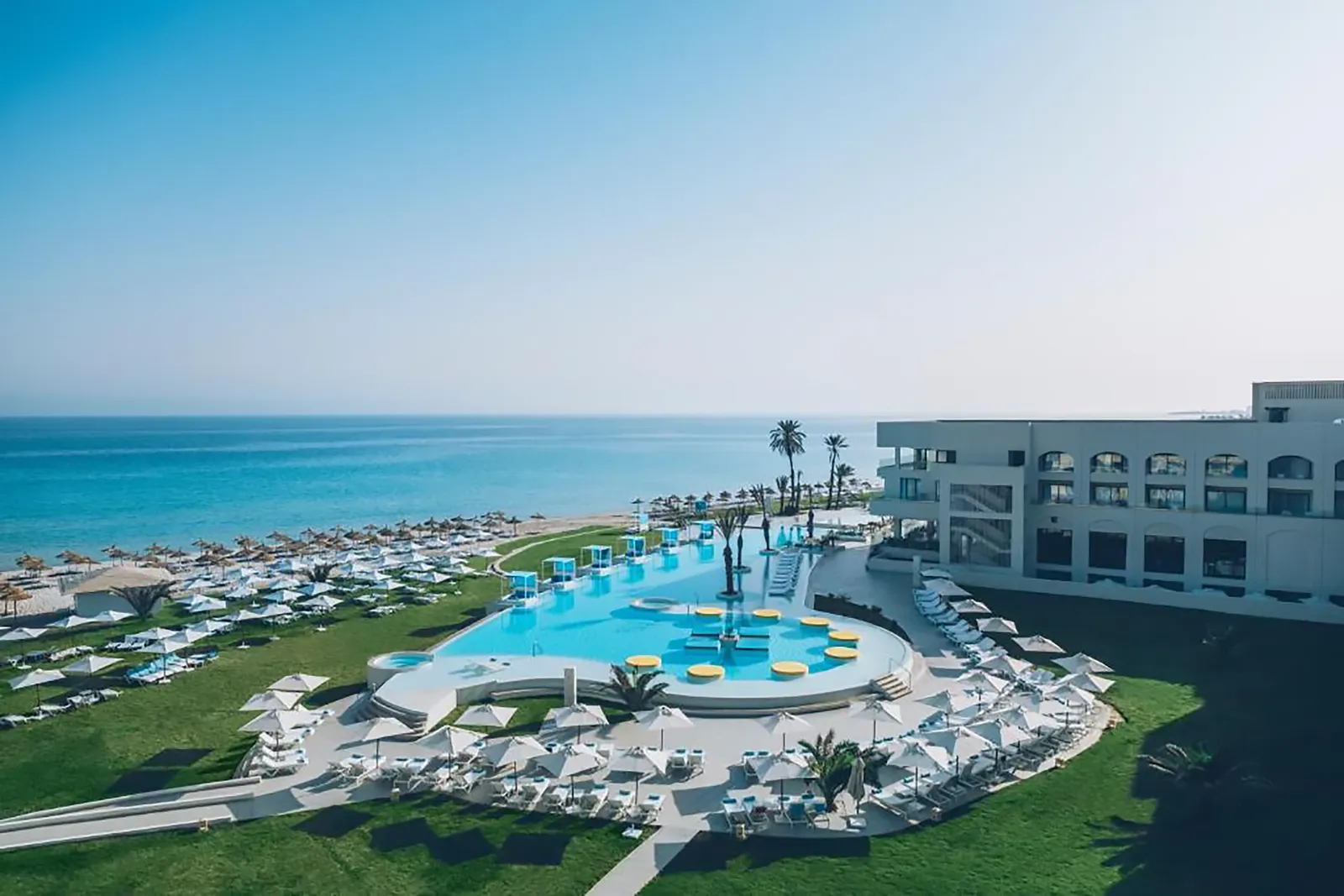 Piscine à débordement de l'Iberostar Kuriat Palace face à la mer