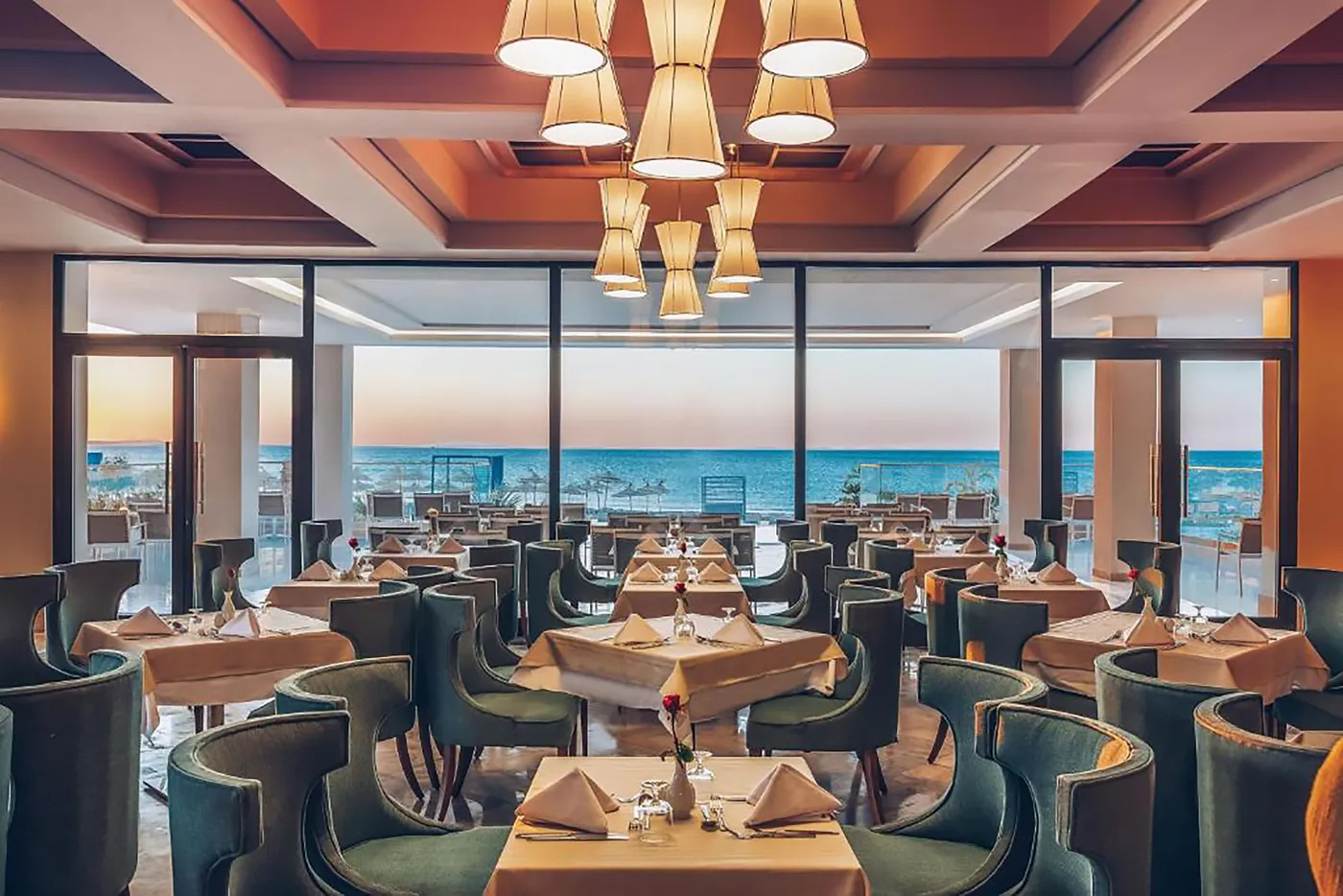 Restaurant de l'hôtel face à la mer