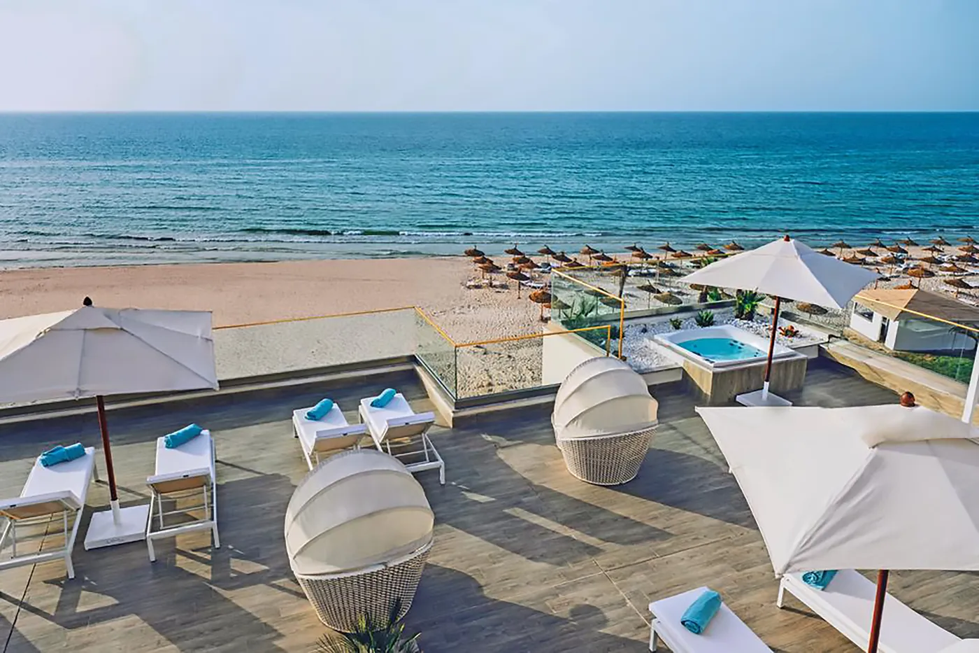 Terrasse avec vue sur la plage et jacuzzi